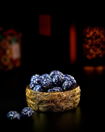 Sour cherry-flavoured almonds