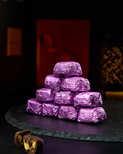 Dark chocolate with pistachios and brittle